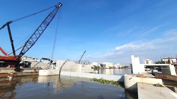 Thông tin từ Đài Khí tượng thuỷ văn TP Cần Thơ cho biết, mực nước cao nhất trạm Cần Thơ trên sông Hậu hôm qua (31.10) sáng sớm lúc 5h30 là 2,15m, chiều lúc 19h30 là 2,11m (vượt mức báo động 3). Sáng nay (1.11) lúc 6h là 1,99m.