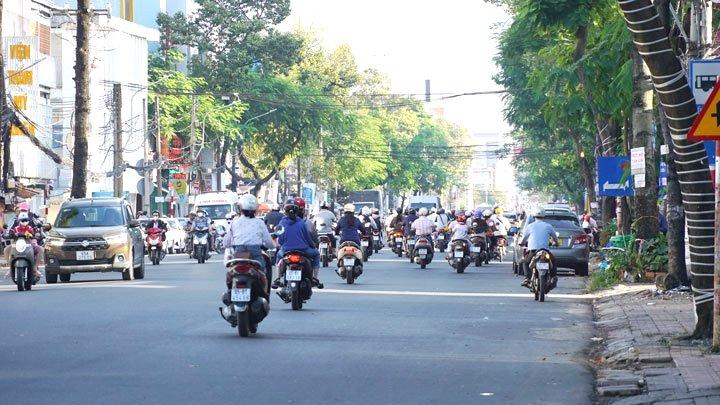 Điều này đã giúp người dân di chuyển dễ dàng, hoạt động kinh doanh, mua bán cũng thuận lợi hơn. Nhiều người bày tỏ niềm vui khi thoát cảnh đường phố lênh đênh nước ngay trong những ngày triều cường đạt đỉnh.