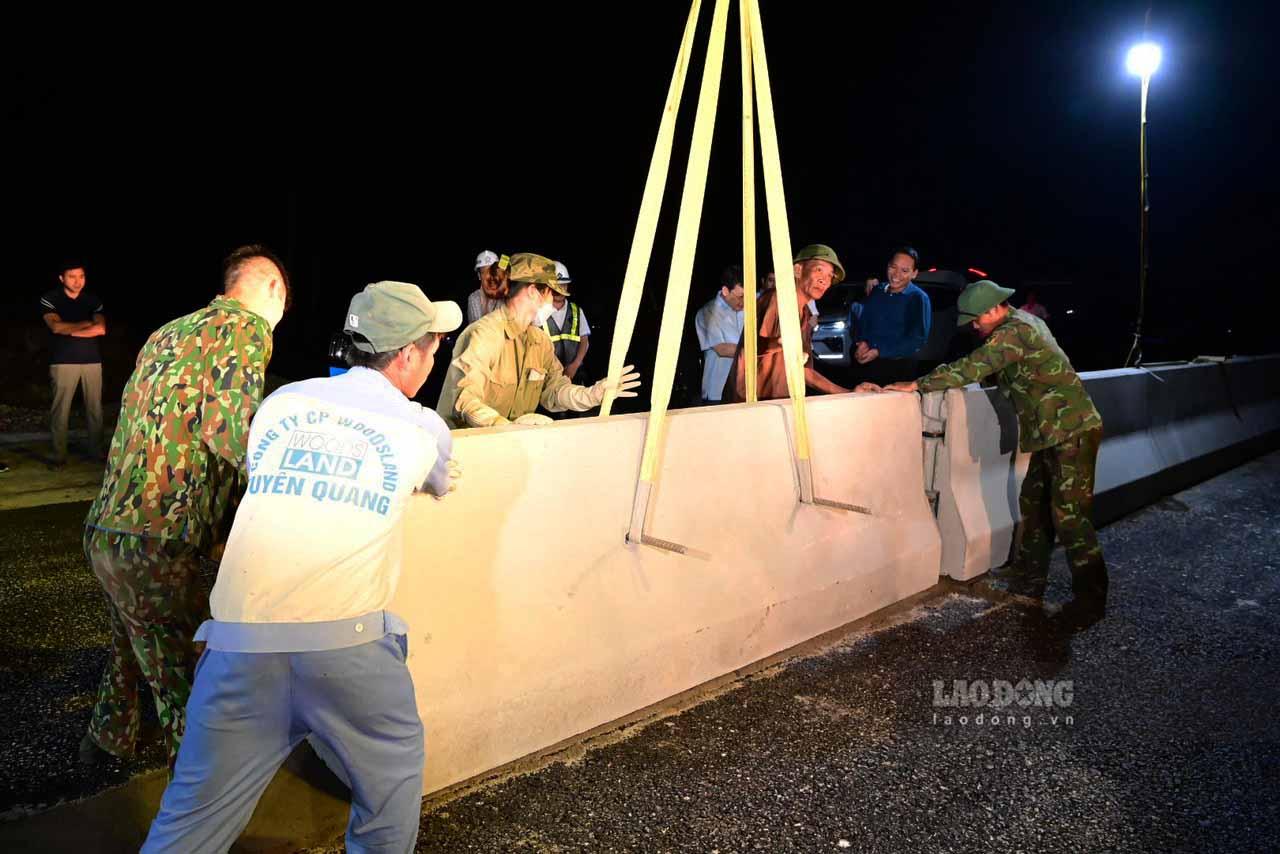 Những vị trí đã trải xong bê tông nhựa lớp 1, đơn vị thi công tiến hành lắp đặt ngay dải phân cách cứng.