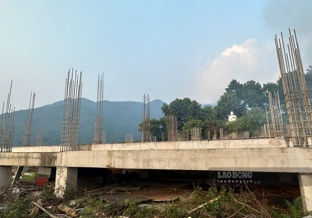 Do phần móng và sàn cốt của Phật đài đã xây dựng từ lâu và chưa được sử dụng, dẫn đến lún lệch và ngập nước phía trong tầng hầm. Ảnh: Bảo Nguyên