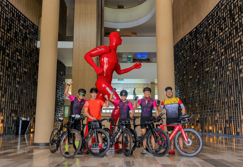 Các khu nghỉ dưỡng tại Phu Quoc Marina cũng chuẩn bị những cách chào đón đặc biệt dành cho các VĐV và du khách đến với đảo ngọc dịp này. Như tại InterContinental Phu Quoc, khu nghỉ dưỡng tạo điểm nhấn bằng bức tượng mô phỏng tư thế chạy của VĐV IRONMAN đặt tại sảnh chính. Ảnh: InterContinental Phu Quoc Long Beach Resort. Các khu nghỉ dưỡng tại Phu Quoc Marina cũng chuẩn bị những cách chào đón đặc biệt dành cho các VĐV và du khách đến với đảo ngọc dịp này. Như tại InterContinental Phu Quoc, khu nghỉ dưỡng tạo điểm nhấn bằng bức tượng mô phỏng tư thế chạy của VĐV IRONMAN đặ