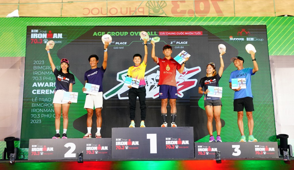 Các VĐV dẫn đầu được vinh danh tại lễ trao giải. Ảnh: BIM Group IRONMAN 70.3 Phú Quốc. Các VĐV dẫn đầu được vinh danh tại lễ trao giải. Ảnh: BIM Group IRONMAN 70.3 Phú Quốc.
