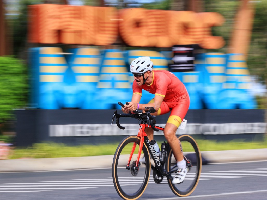 Tốc độ gió lên tới 45km/h cũng làm tăng độ khó cho thử thách đạp xe 90km. Ảnh: BIM Group IRONMAN 70.3 Phú Quốc. Tốc độ gió lên tới 45km/h cũng làm tăng độ khó cho thử thách đạp xe 90km. Ảnh: BIM Group IRONMAN 70.3 Phú Quốc.