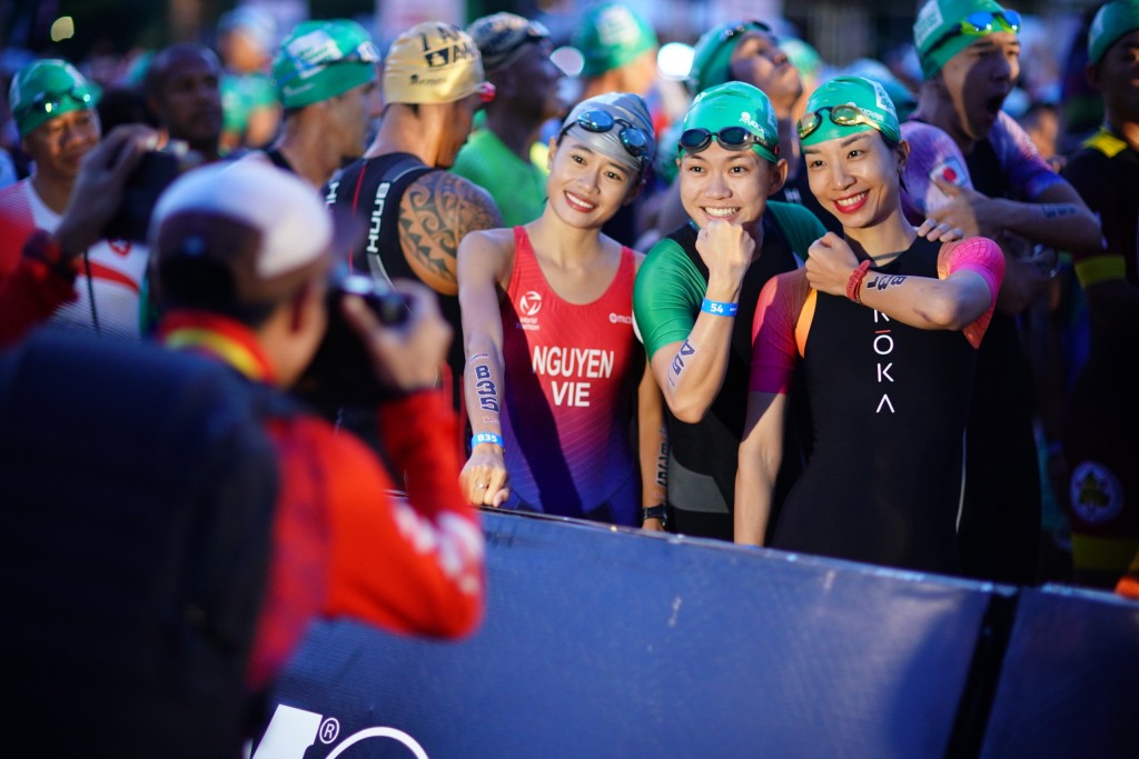 Háo hức khi được trở lại thi đấu IRONMAN 70.3 tại Việt Nam sau 4 năm, VĐV Lâm Túc Ngân (đứng giữa) – VĐV Việt Nam đầu tiên và trẻ nhất chinh phục thành công IRONMAN & IRONMAN 70.3 ở khắp 5 Châu chia sẻ: “Đây có lẽ là lần đầu tiên, người dân Phú Quốc đón chào làn gió mới, du lịch thể thao. Hy vọng rằng, từ sự khởi đầu đầy triển vọng này, ở những năm kế tiếp, giải đấu sẽ ngày càng hoàn thiện và chinh phục bạn bè khắp năm châu”. Ảnh: BIM Group IRONMAN 70.3 Phú Quốc. Háo hức khi được trở lại thi đấu IRONMAN 70.3 tại Việt Nam sau 4 năm, VĐV Lâm Túc Ngân (đứng giữa) – VĐV Việt Nam đầu tiên và trẻ nhất chinh phục thành công IRONMAN & IRONMAN 70.3 ở khắp 5 Châu chia sẻ: “Đây có lẽ là lần đầu tiên, người dân Phú Quốc đón c