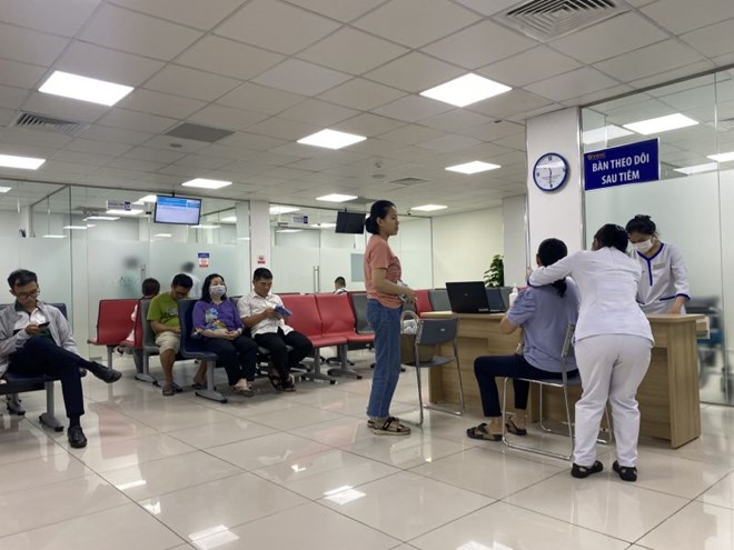 Tái diễn tình trạng vaccine tiêm chủng miễn phí thì thiếu, dịch vụ thì... đầy