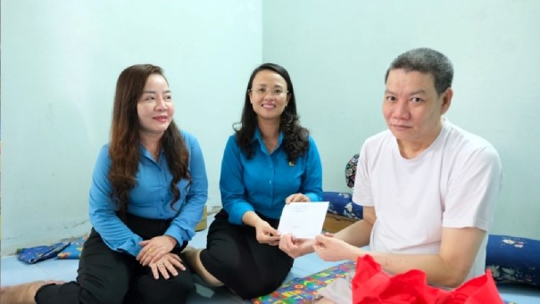 LĐLĐ TP Cần Thơ gửi quà và tiền hỗ trợ của anh Chính. Ảnh: Phong Linh.