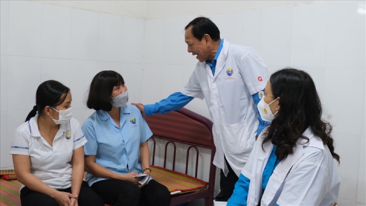 Công đoàn TP Cần Thơ thăm hỏi người lao động. Ảnh: Phong Linh.