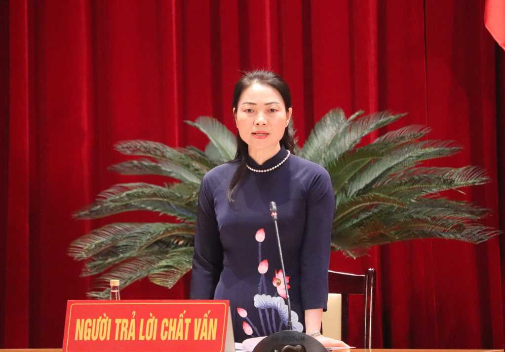 Bà Nguyễn Thị Thúy - Giám đốc Sở Giáo dục và Đào tạo Quảng Ninh - trả lời chất vấn của các đại biểu. Ảnh: Nguyễn Hùng