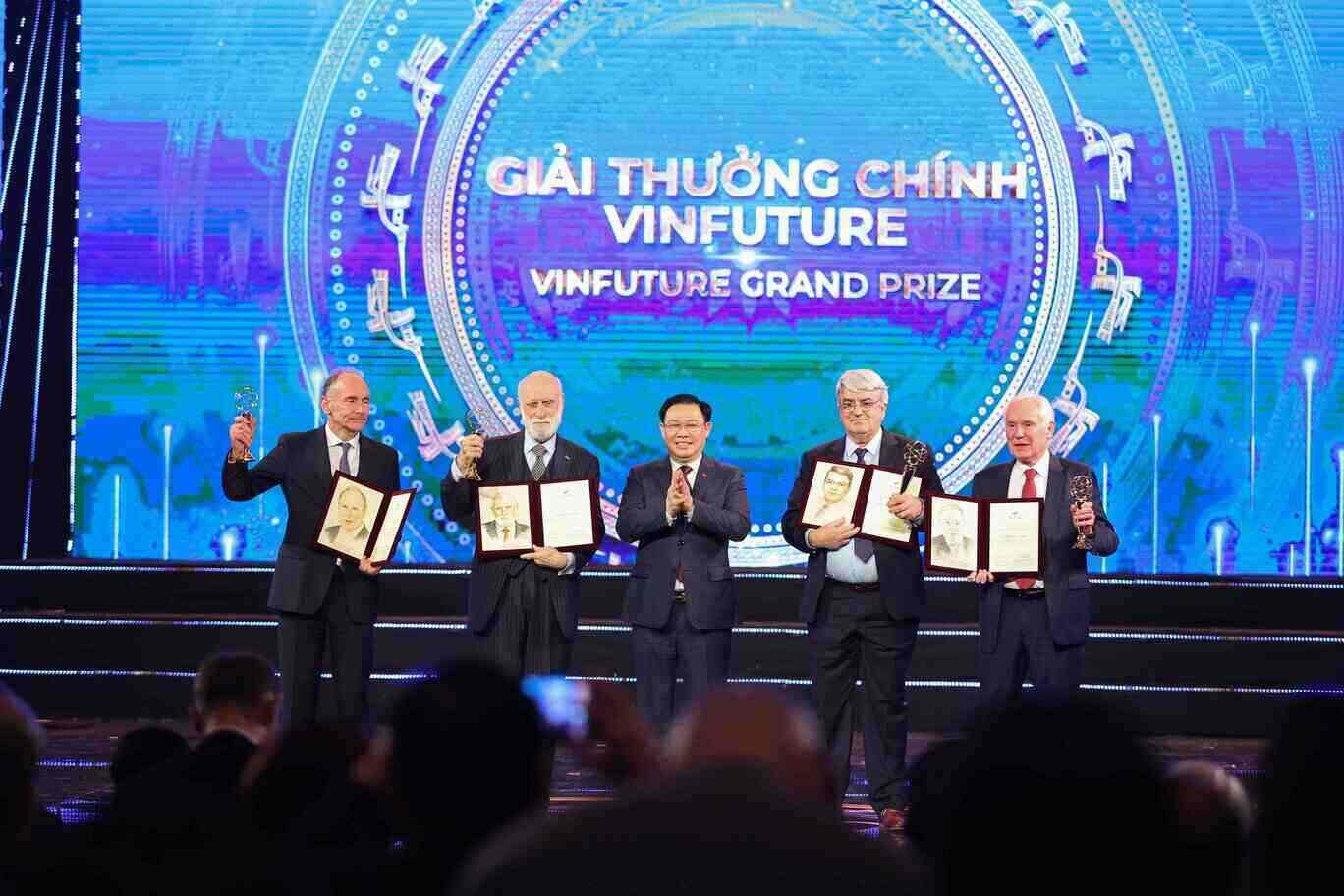 Chủ tịch Quốc hội Vương Đình Huệ trao giải thưởng cho chủ nhân VinFuture 2022. Ảnh: BTC.