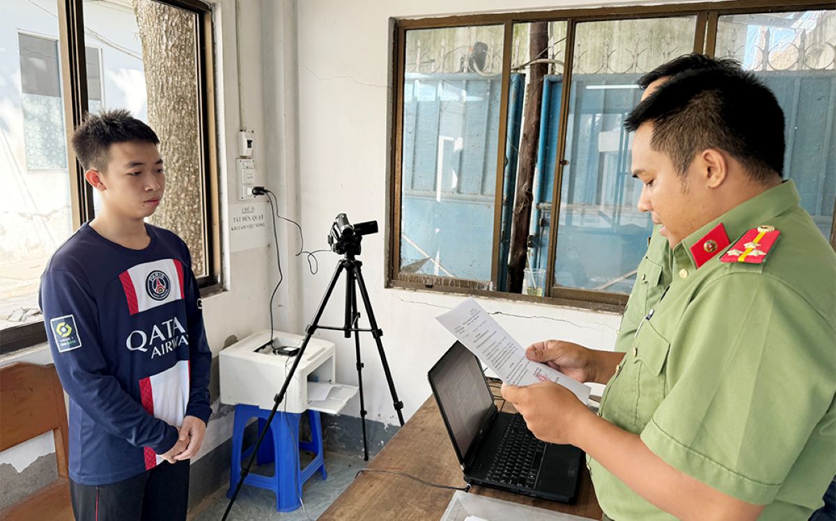 Cơ quan Công an đọc lệnh khởi tố bị can Nguyễn Thành Nam về hành vi tàng trữ trái phép vũ khí quân dụng. Ảnh: Vũ Tiến