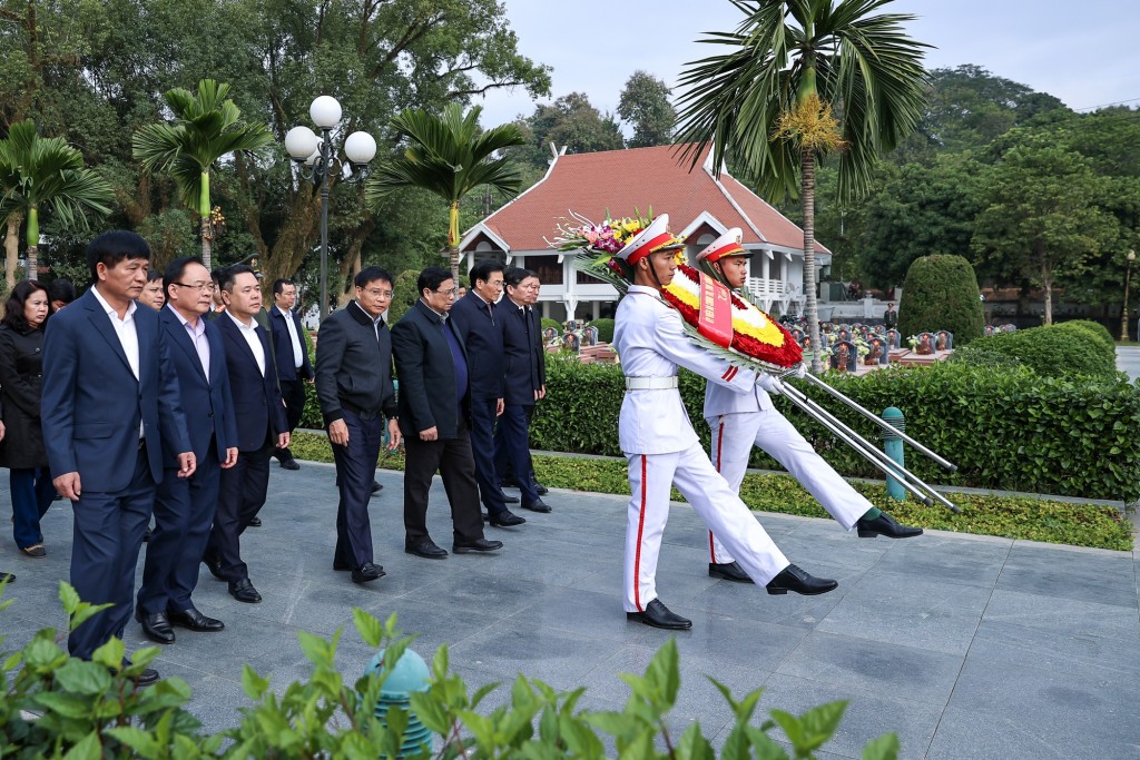 Thủ tướng cùng đoàn công tác dâng hương viếng các Anh hùng liệt sỹ tại Đền thờ liệt sỹ tại Chiến trường Điện Biên Phủ và Nghĩa trang liệt sỹ A1 ở thành phố Điện Biên Phủ - Ảnh VGP/Nhật Bắc