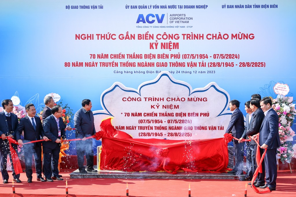 Thủ tướng và các đại biểu thực hiện nghi thức gắn biển công trình chào mừng kỷ niệm 70 năm Chiến thắng Điện Biên Phủ và 80 năm Ngày truyền thống ngành GTVT - Ảnh VGP/Nhật Bắc