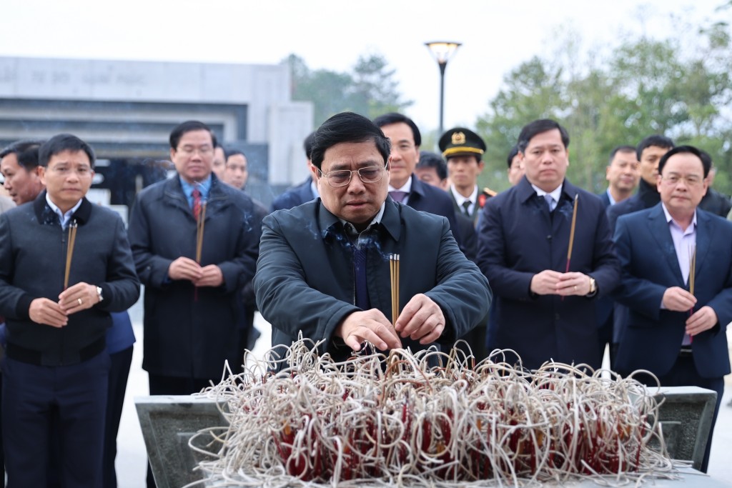 Thủ tướng cùng đoàn công tác dâng hương viếng các Anh hùng liệt sỹ - Ảnh VGP/Nhật Bắc