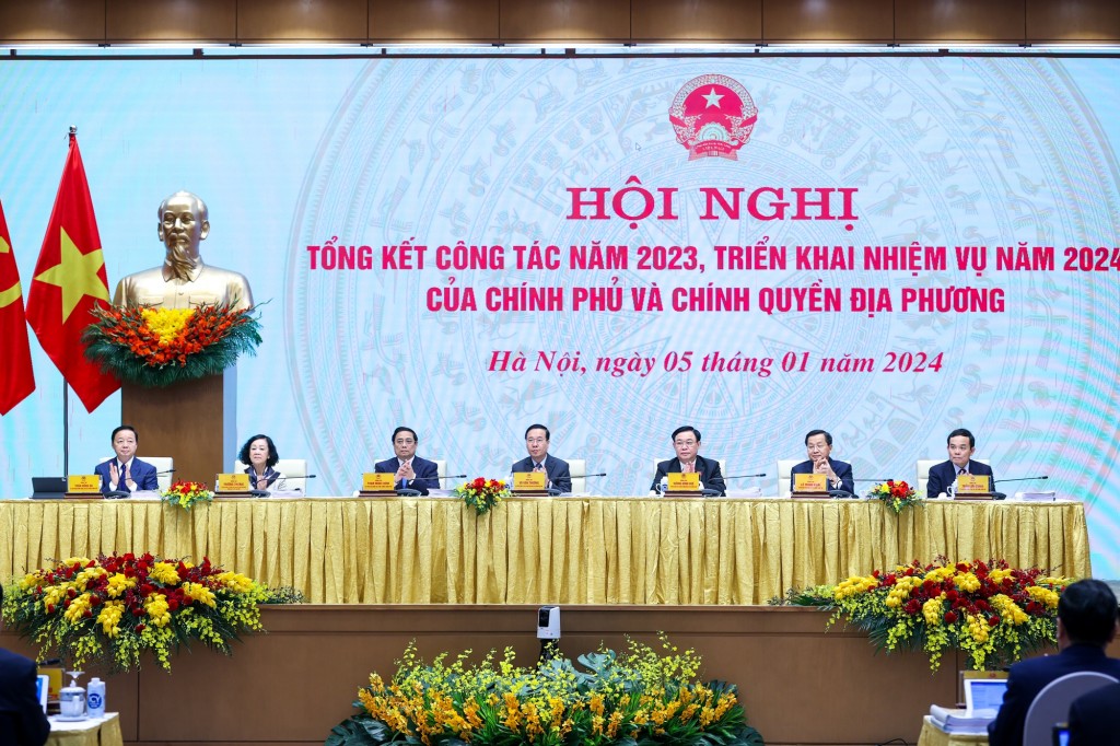 Các đồng chí lãnh đạo chủ trì Hội nghị tổng kết công tác năm 2023, triển khai nhiệm vụ năm 2024 của Chính phủ và chính quyền địa phương. Ảnh VGP/Nhật Bắc