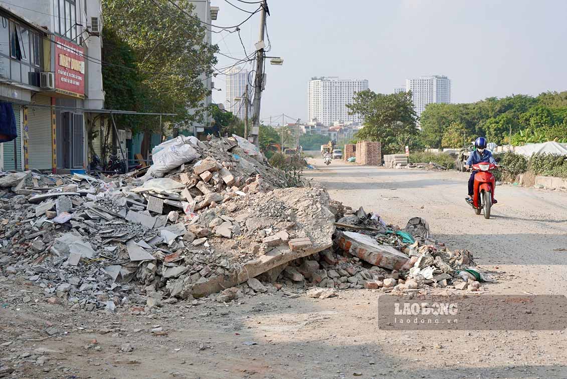 Công trừng dự án ngổn ngang vật liệu, phế thải xây dựng.