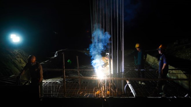 “3 ca - 4 kíp” trên công trường cao tốc Cần Thơ - Cà Mau