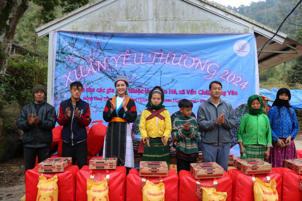 Hoa hậu Nông Thúy Hằng trao quà tới các học sinh có hoàn cảnh khó khăn tại Hà Giang