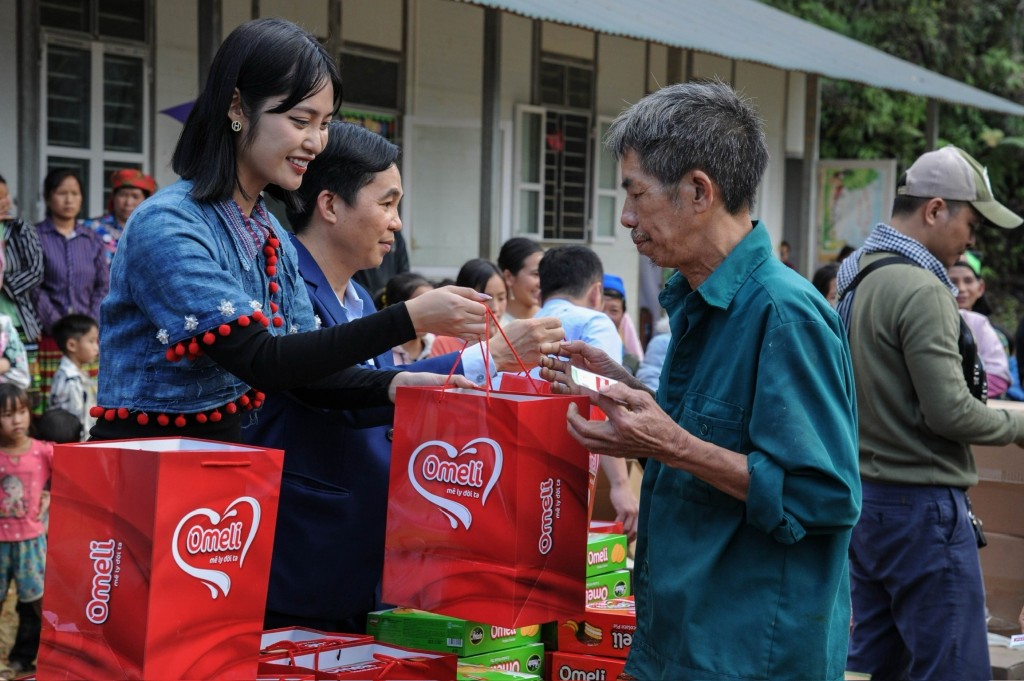 Nông Thúy Hằng trao quà tới các hộ gia đình có hoàn cảnh khó khăn tại Bắc Mê (Hà Giang)