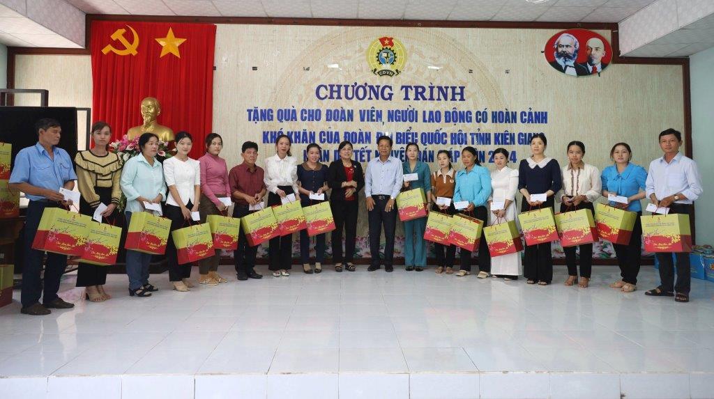 Những phần quà đã phần nào động viên đoàn viên, người lao động có hoàn cảnh khó khăn. Ảnh: Mỹ Linh