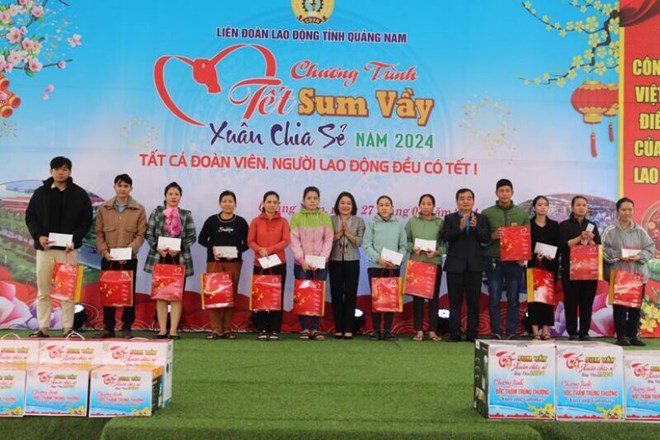 Các cấp công đoàn Quảng Nam trao tặng những suất quà ý nghĩa
