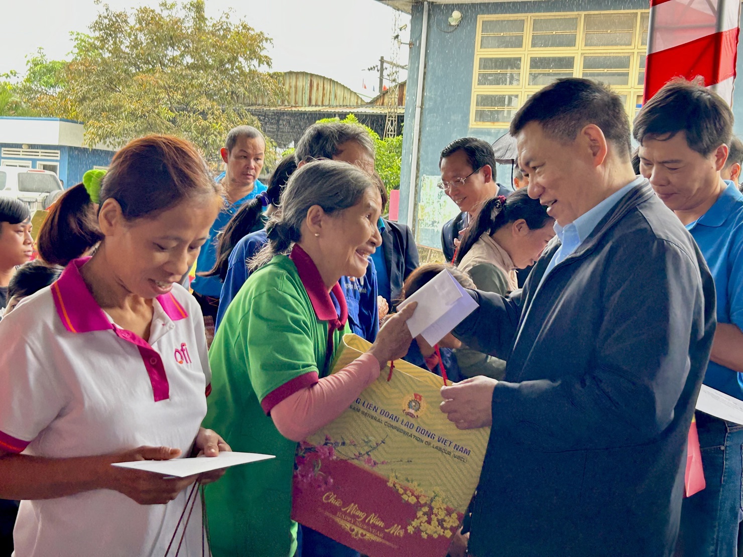 Bộ trưởng thăm hỏi, trao quà tận tay người lao động nghèo tại Bình Định.