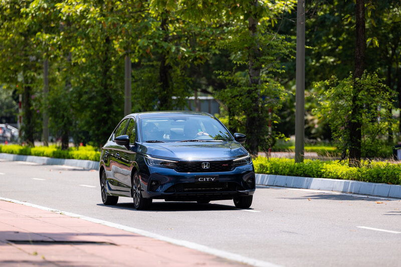 Honda City phiên bản nâng cấp giữa vòng đời có thay đổi lớn về công nghệ an toàn. Mẫu xe có thiết kế thể thao, hiện đại, giá bán hợp lý và cảm giác lái ấn tượng nhất phân khúc sedan hạng B. Cùng với đó, mức tiêu thụ nhiên liệu của Honda City cũng đáng nể với 5,68 L/100km đường hỗn hợp. Động cơ Honda City là cỗ máy 1.5L 4 xi-lanh thẳng hàng, sản sinh công suất cực đại 119 mã lực tại vòng tua máy 6.600 vòng/phút và mô-men xoắn lớn nhất 145 Nm tại 4.300 vòng/phút. Sức mạnh của xe truyền qua hộp số vô cấp CVT. Ảnh: Honda