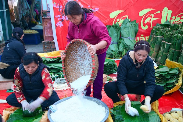 Mỗi người một việc, làng Tranh Khúc nhộn nhịp những ngày cuối năm. Ảnh: HẢI ĐĂNG