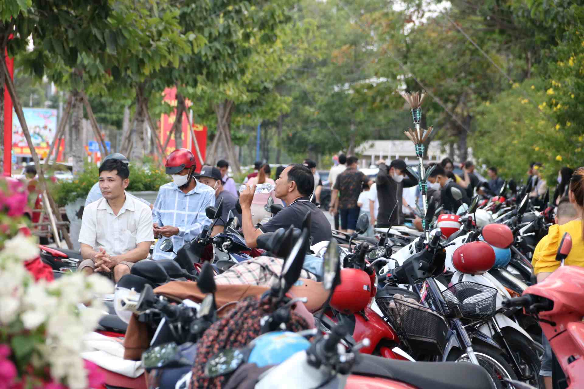 Trong khi đó, nhiều người đi xe máy không tìm được nơi gửi xe. Người dân đành để xe trên vỉa hè và thay nhau trông coi.
