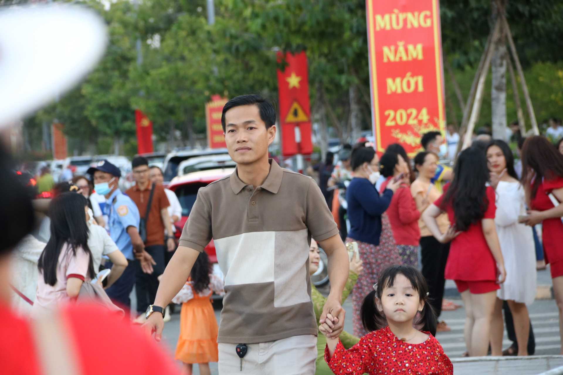 Từ 17h chiều, dòng người đổ về mỗi lúc một đông.