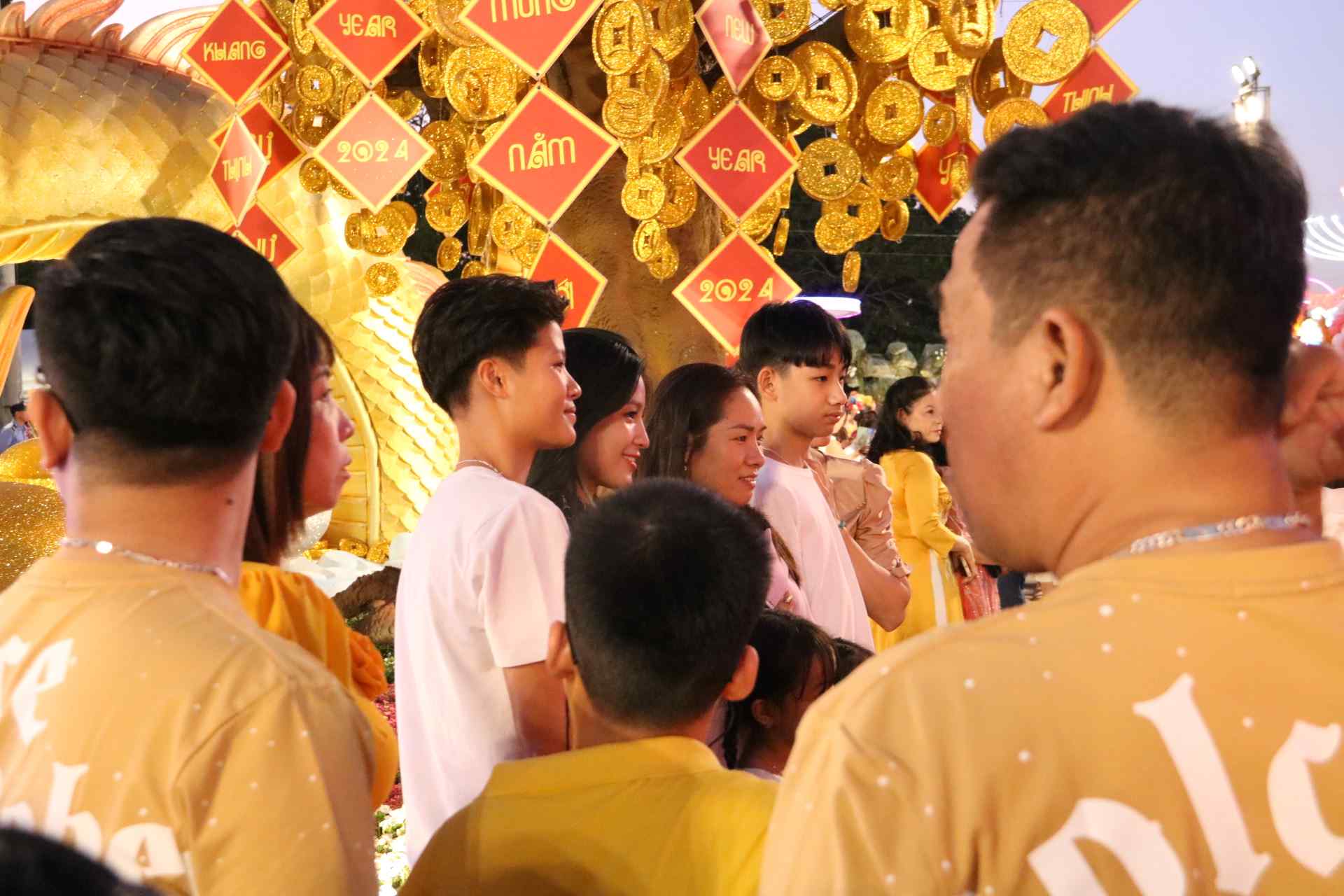Do quá đông nên người dân không chụp được hình vừa ý mình.