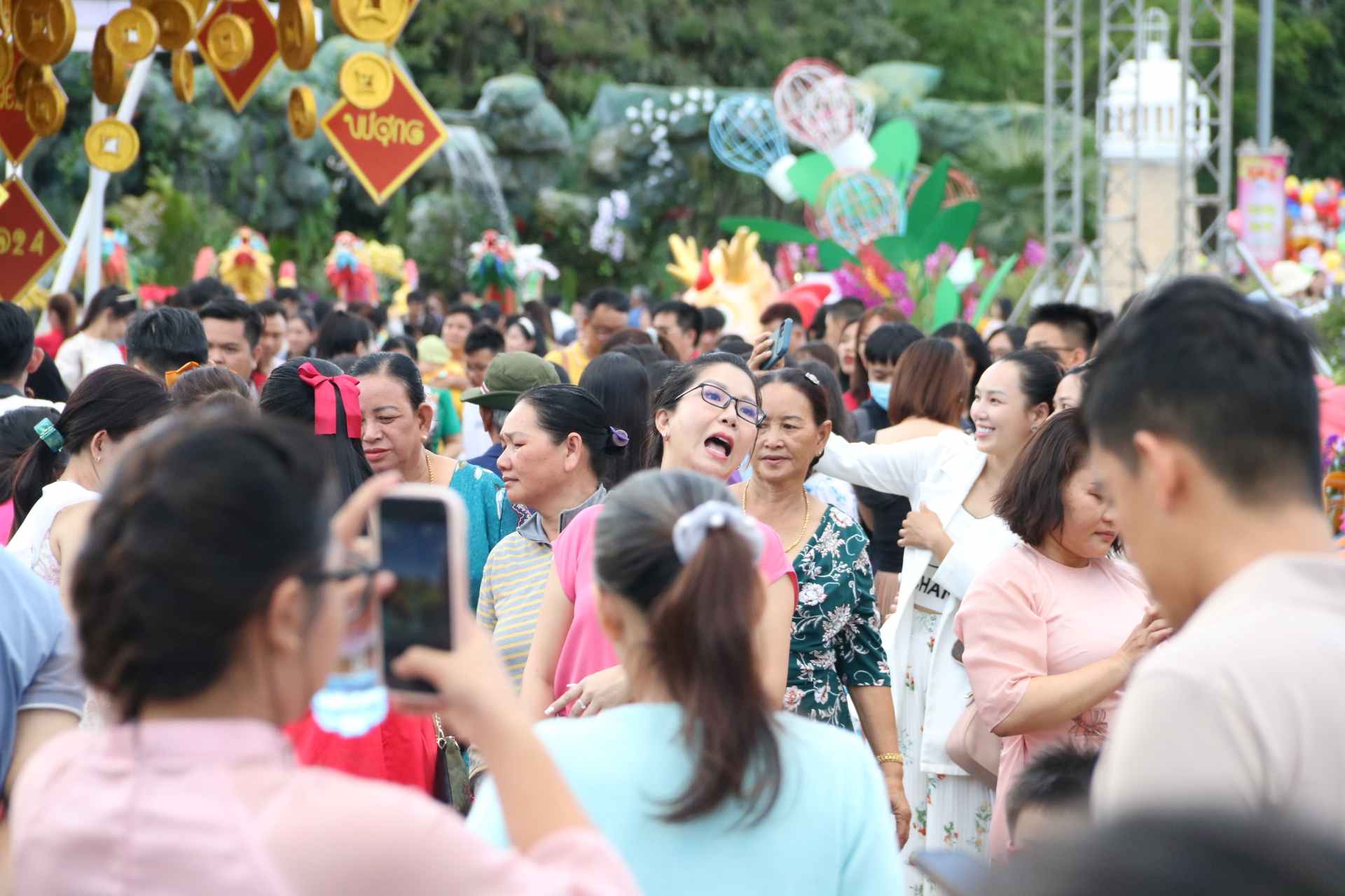 Chiều ngày 11.2, dòng người đổ về thành phố mới Bình Dương đi xem Hội hoa xuân đối diện Trung tâm hành chính tỉnh Bình Dương.