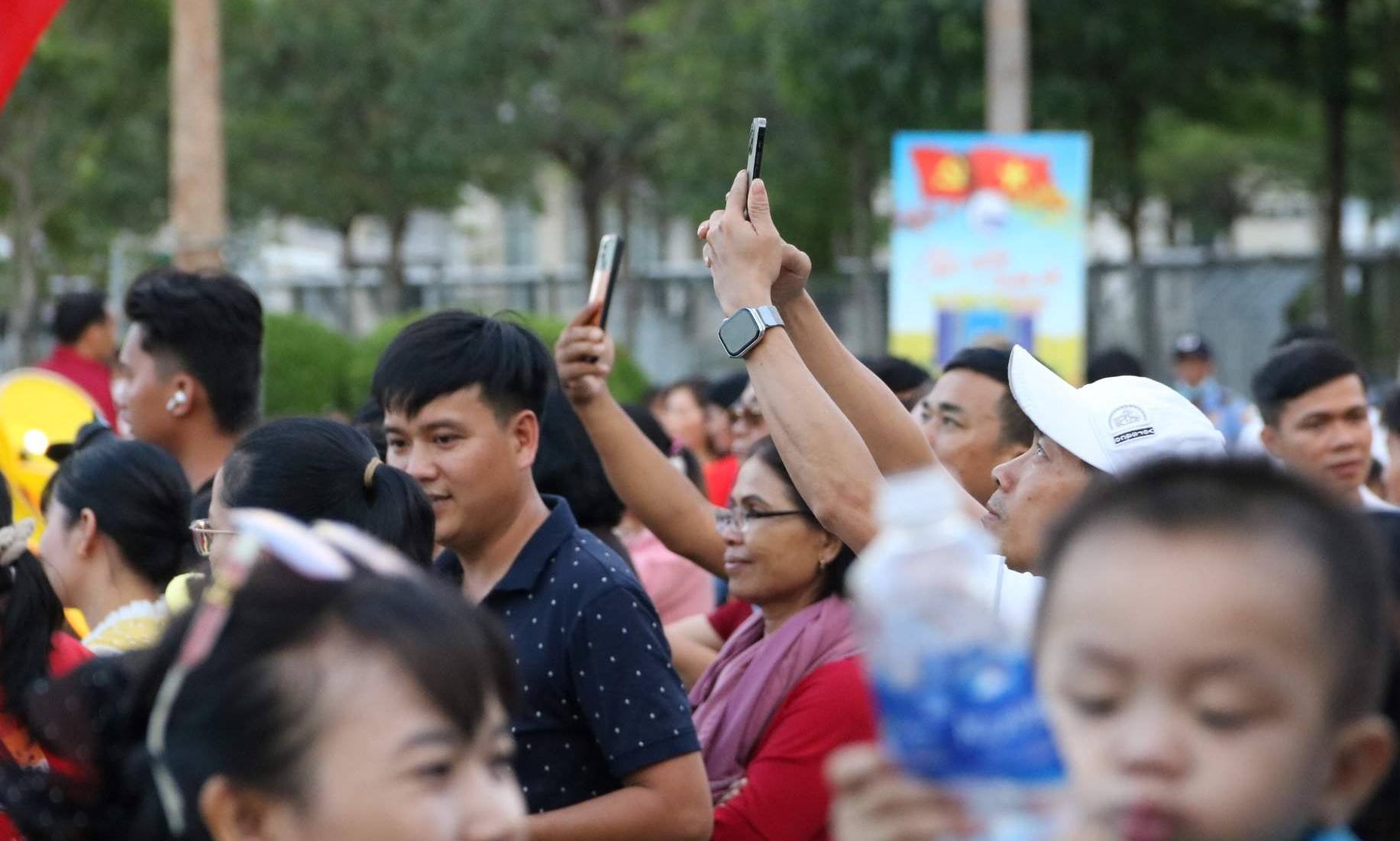 Dù đông nghẹt nhưng người dân vẫn cố chụp hình lưu niệm với linh vật rồng.