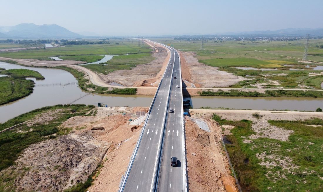 Khác những năm trước đây, dịp Tết Nguyên đán Giáp Thìn 2024 năm nay, người dân từ các tỉnh phía Bắc về quê đón Tết ở các tỉnh miền Trung, miền Nam sẽ được di chuyển xuyên suốt trên tuyến cao tốc từ Hà Nội về đến Nghệ An, với thời gian di chuyển được rút ngắn đi hàng giờ đồng hồ.