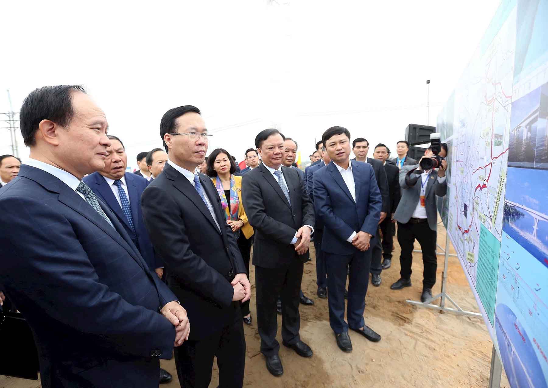 Chủ tịch nước Võ Văn Thưởng xem sơ đồ tuyến đường Vành đai 4 - Vùng Thủ đô. Ảnh: Viết Thành