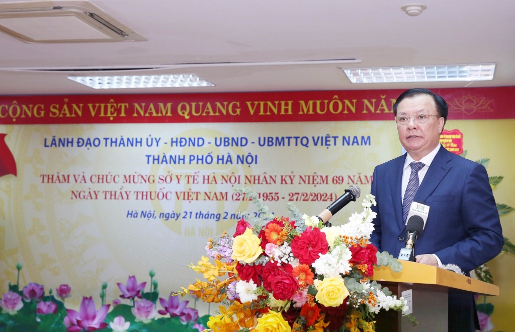 Bí thư Thành uỷ Đinh Tiến Dũng chúc mừng ngành Y tế Thủ đô