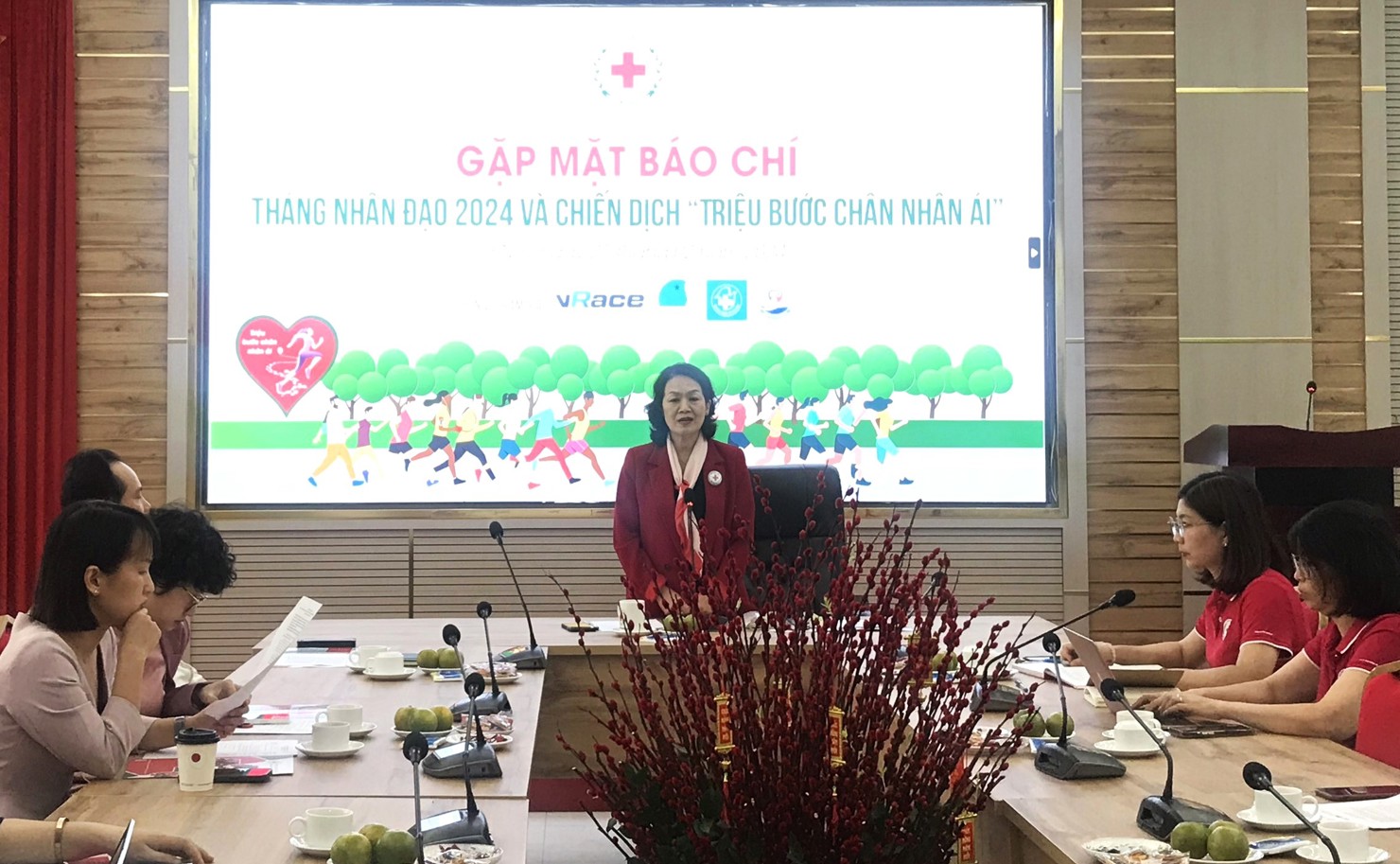 Chủ tịch Hội Chữ thập đỏ Việt Nam Bùi Thị Hòa phát biểu tại buổi gặp mặt báo chí thông tin về Tháng nhân đạo 2024 và chiến dịch “Triệu bước chân nhân ái”, ngày 21/2.