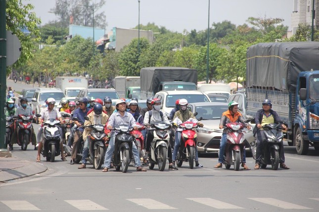 Tình hình nắng nóng tại TPHCM và Nam bộ tuần mới- Ảnh 1.