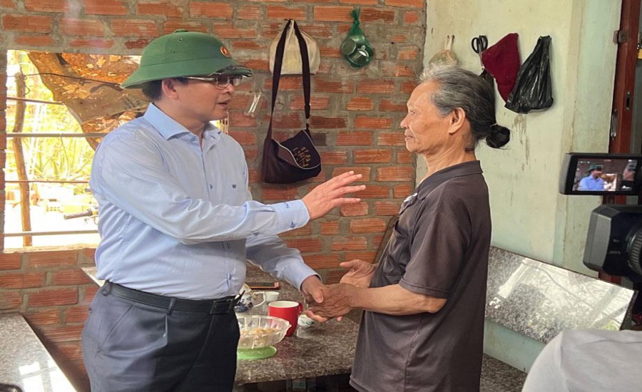 Ủy viên T.Ư Đảng, Bí thư Tỉnh ủy Bình Định Hồ Quốc Dũng trao đổi với người dân diện phải di dời giải phóng mặt bằng. Ảnh: Xuân Nhàn