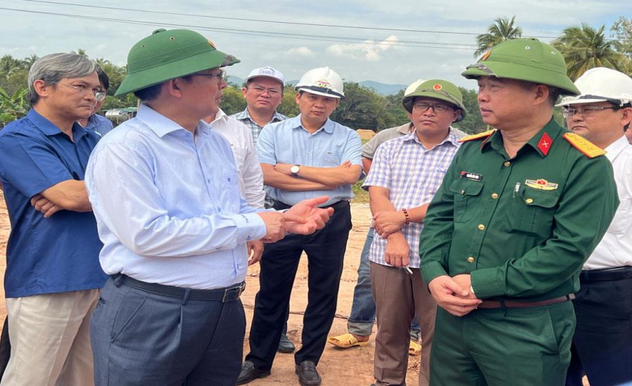 Ủy viên T.Ư Đảng, Bí thư Tỉnh ủy Bình Định Hồ Quốc Dũng kiểm tra tiến độ  Dự án xây dựng cao tốc Bắc - Nam, đoạn thị xã Hoài Nhơn và huyện Hoài Ân. Ảnh: Xuân Nhàn