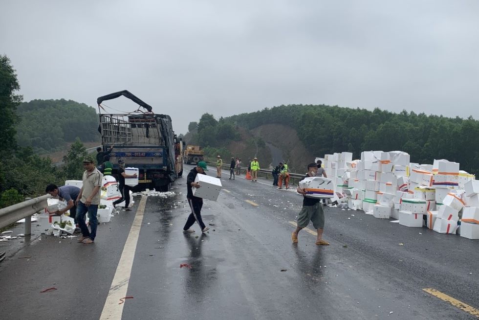 Chiếc xe gặp tai nạn nằm ngang trên cao tốc được di chuyển ra khỏi làn đường. Ảnh: Hàn Nguyên.