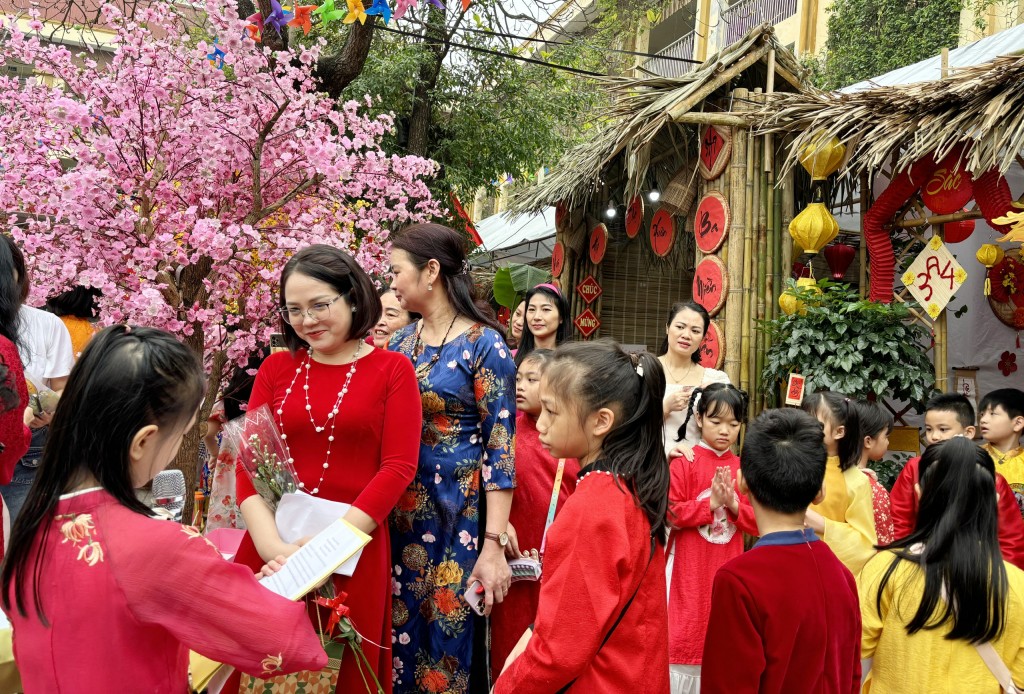 Cô trò Tiểu học Văn Yên diện áo dài đi hội chợ xuân