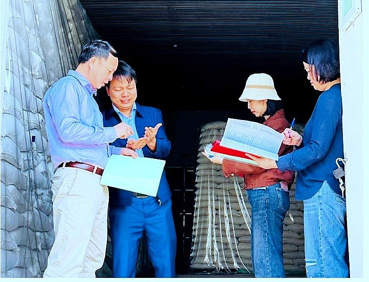 Đoàn Kiểm tra mùa Xuân Cục DTNN khu vực Thanh Hóa kiểm tra công tác bảo quản lương thực, vệ sinh tại điểm kho.