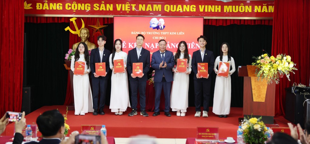 Thêm 7 học sinh trường THPT Kim Liên được kết nạp Đảng