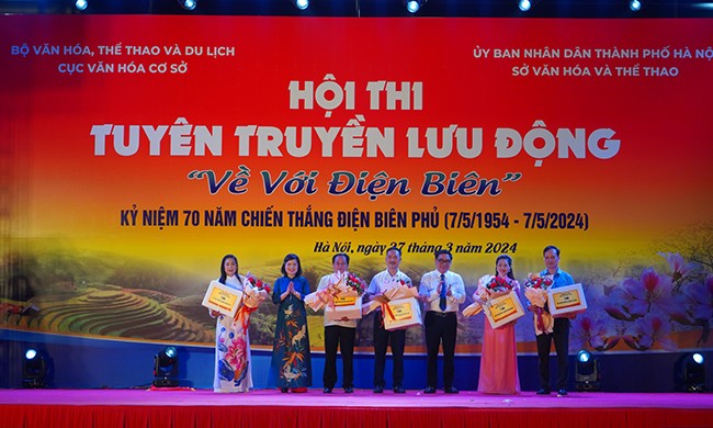 Lãnh đạo Cục Văn hóa cơ sở, Sở Văn hóa và Thể thao Hà Nội tặng hoa và quà lưu niệm cho các đơn vị dự thi tại huyện Thạch Thất