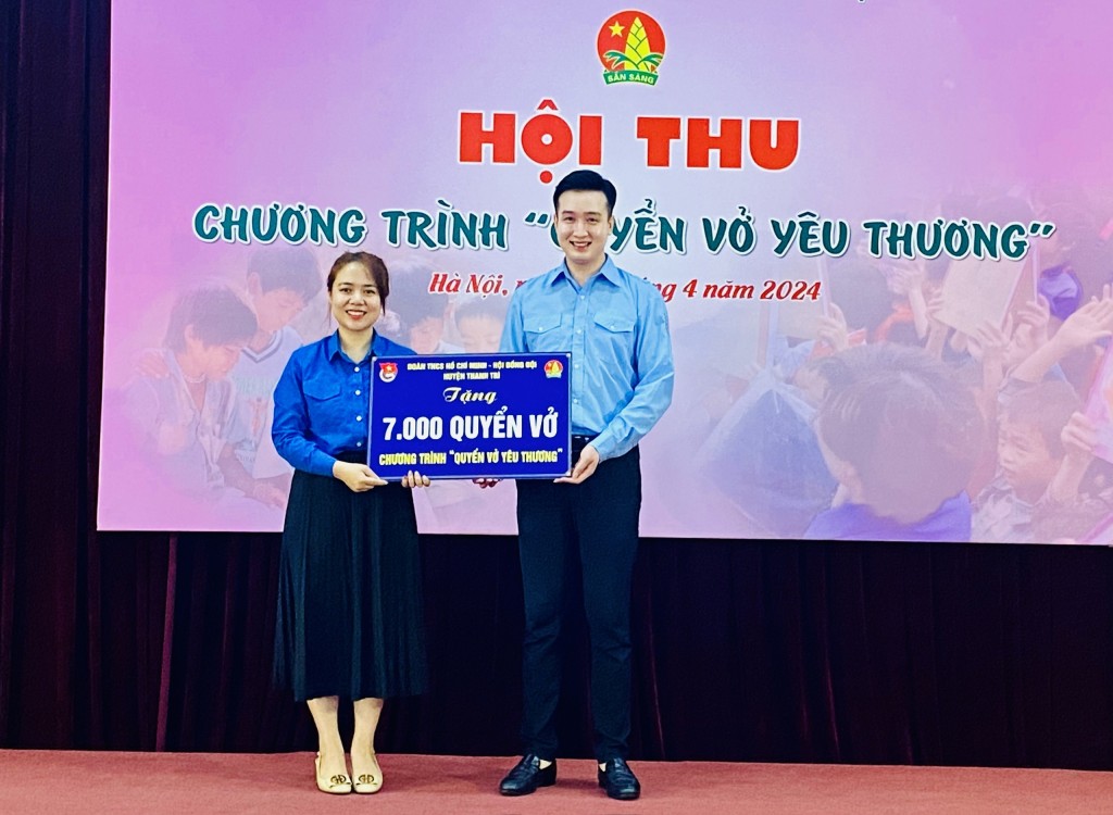 “Quyển vở yêu thương” tặng thiếu nhi Điện Biên