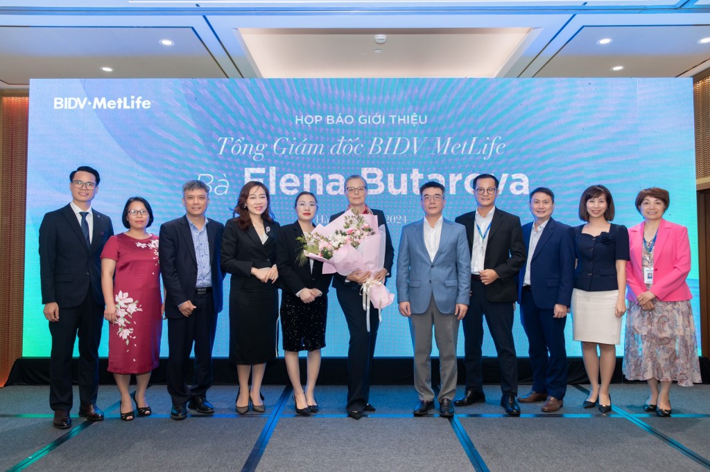 Bà Elena Butarova cùng đội ngũ lãnh đạo mới của BIDV MetLife