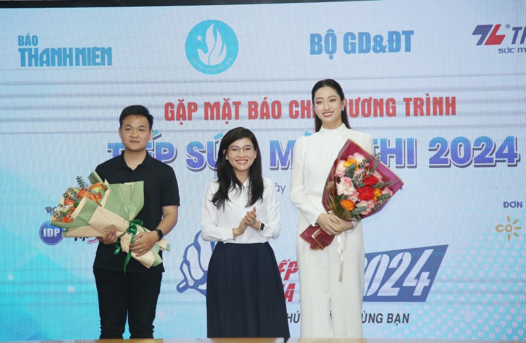 Đại diện Ban Tổ chức tặng hoa các KOL tham gia chương trình