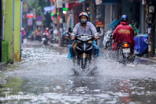 Miền Bắc, Nam Bộ tiếp tục đón mưa lớn- Ảnh 1.