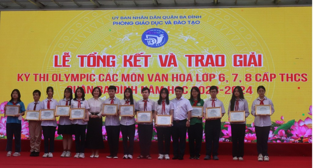 Quận Ba Đình trao 91 giải thi Olympic các môn văn hóa, khoa học