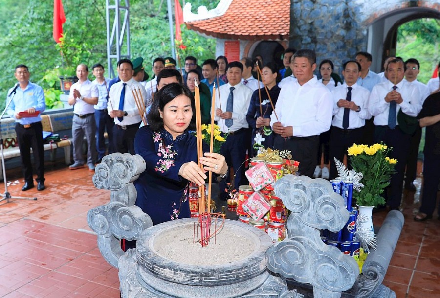 Phó Bí thư Thường trực Thành ủy Hà Nội Nguyễn Thị Tuyến dâng hương tưởng niệm các anh hùng liệt sĩ. Ảnh: Quang Thái.